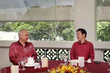 Perdana Menteri merangkap Menteri Kewangan, Encik Lawrence Wong (kanan), menjadi tuan rumah dalam sesi makan tengah hari di Istana bersama Timbalan Yang Di-Pertuan Agong yang juga Sultan Perak, Sultan Nazrin Muizzuddin Shah, pada 15 Oktober.