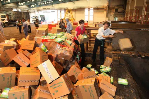 BUANG PRODUK TERCEMAR: Dalam gambar fail yang dirakam pada September 2008 ini, pegawai Penguasa Pertanian-Makanan dan Ternakan (AVA) dilihat membuang sekitar 500 karton produk tenusu Yili yang didapati mengandungi melamin ke dalam insinerator di Tuas. 