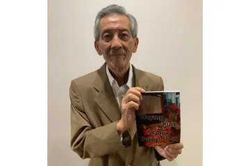 ABADIKAN BUDAYA: Buku 'Wayang Kulit: Shadow Puppet Show' tulisan Encik Ibrahim Ariff ini mengetengahkan pengenalan, isi cerita dan cara persembahan diadakan, sekali gus memberi pendedahkan kepada umum tentang perubahan struktur wayang kulit. - Foto ihsan IBRAHIM ARIFF