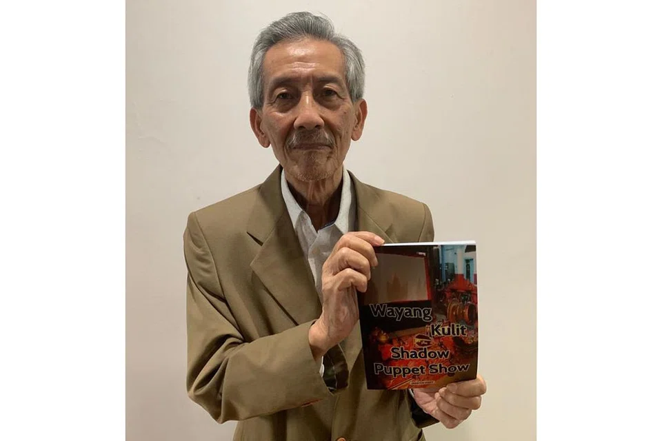 ABADIKAN BUDAYA: Buku 'Wayang Kulit: Shadow Puppet Show' tulisan Encik Ibrahim Ariff ini mengetengahkan pengenalan, isi cerita dan cara persembahan diadakan, sekali gus memberi pendedahkan kepada umum tentang perubahan struktur wayang kulit. - Foto ihsan IBRAHIM ARIFF