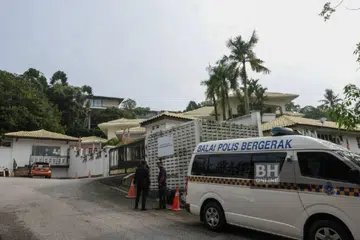 Kediaman keluarga bekas Perdana Menteri Malaysia, Encik Najib Tun Razak, yang mendapat pengampunan untuk menjalani baki hukuman penjara sebagai tahanan di rumah, dikawal polis.