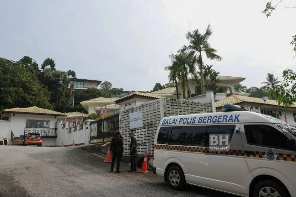 Kediaman keluarga bekas Perdana Menteri Malaysia, Encik Najib Tun Razak, yang mendapat pengampunan untuk menjalani baki hukuman penjara sebagai tahanan di rumah, dikawal polis.