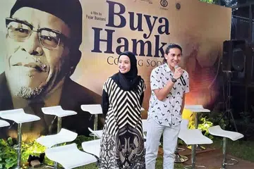 SELAMI SEMANGAT JUANG HAMKA: Laudya Cynthia Bella yang menghidupkan watak isteri Hamka, Siti Raham, menghargai peluang menjayakan filem kerohanian 'Buya Hamka' tentang ulama terbilang Indonesia itu. Bersamanya ialah pelakon Vino Bastian yang membawa watak Hamka. - Foto FALCON PICTURES