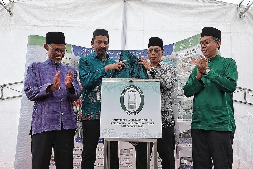 SUNTIKAN BARU MONUMEN NEGARA: (Dari kiri) Encik Masagos, Encik Rasheed, Encik Kadir dan Dr Faishal semasa melancarkan projek pemulihan dan naik taraf Masjid Jamae Chulia di masjid yang terletak di South Bridge Road itu semalam. - Foto-foto BH oleh KEVIN LIM