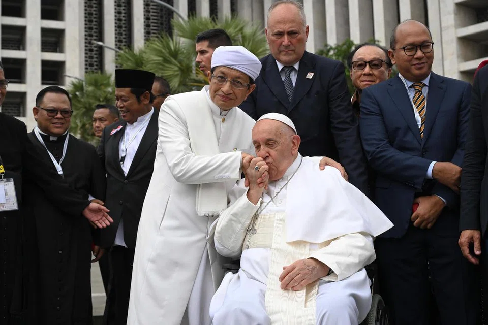 Detik tular sempat dirakamkan semasa Pope Francis (duduk, kanan) meninggalkan Masjid Istiqlal apabila Imam Besar Masjid Istiqlal, Profesor Dr. H. Nasaruddin Umar, berjabat tangannya dan Paus dilihat membalas dengan mengucup tangan Imam Besar.