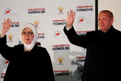 JADI KENAL PASTI KELEMAHAN PARTI: Presiden Recep Tayyip Erdogan dan isterinya, Cik Emine, melambai kepada penyokong mereka di Ankara semalam. - Foto REUTERS