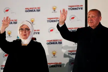 JADI KENAL PASTI KELEMAHAN PARTI: Presiden Recep Tayyip Erdogan dan isterinya, Cik Emine, melambai kepada penyokong mereka di Ankara semalam. - Foto REUTERS