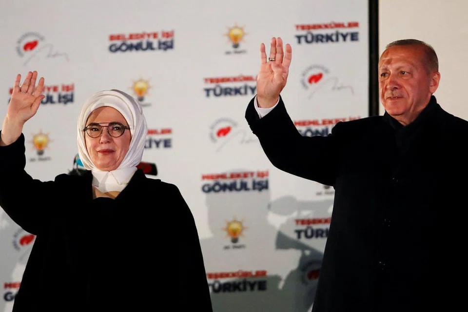 JADI KENAL PASTI KELEMAHAN PARTI: Presiden Recep Tayyip Erdogan dan isterinya, Cik Emine, melambai kepada penyokong mereka di Ankara semalam. - Foto REUTERS