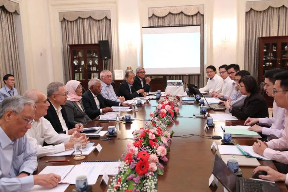 TEMUI PEGAWAI: Puan Halimah (duduk, empat dari kiri) bersama anggota Majlis Penasihat Presiden (CPA) bertemu para pegawai kanan kementerian pada 2019.
