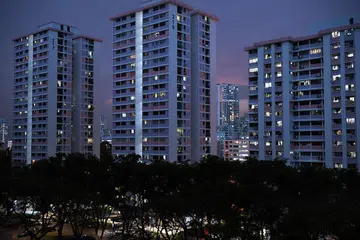 Isi rumah di Singapura dinasihati menjimatkan elektrik sedang kos meningkat. - Foto fail