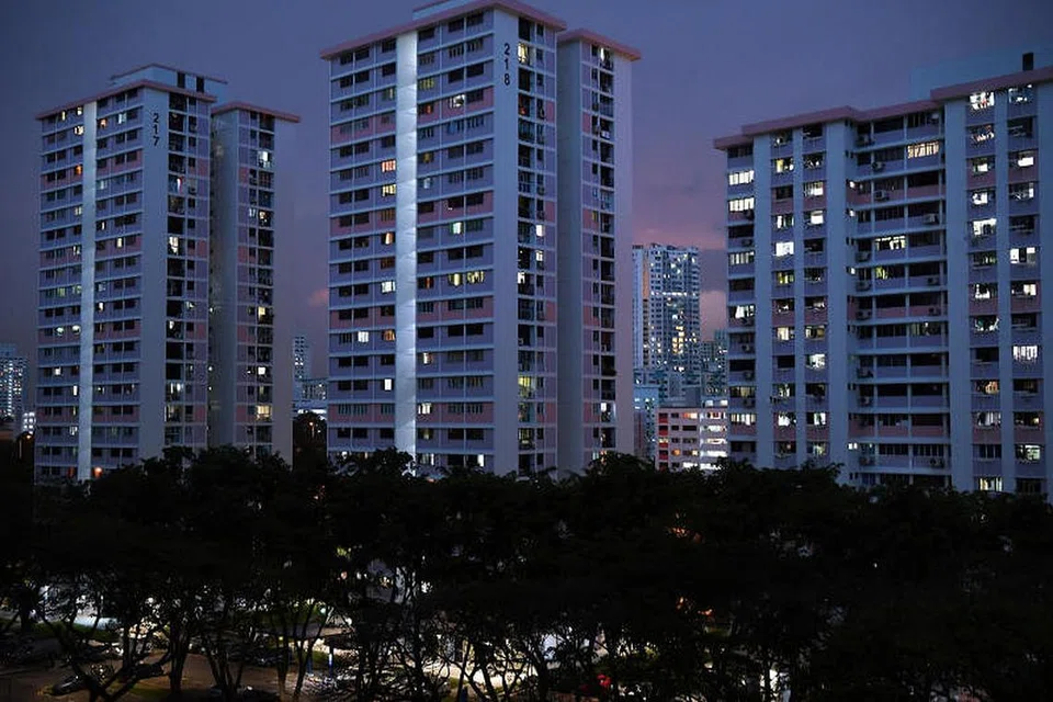 Isi rumah di Singapura dinasihati menjimatkan elektrik sedang kos meningkat. - Foto fail