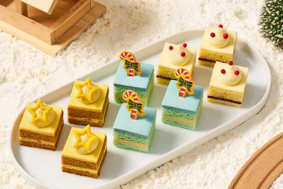 Délifrance menawarkan ‘Festive Mini Cakes berperisa Blue Pea White Peach’, ‘Honey Pear’, serta ‘Winter Berry dan Vanilla’.