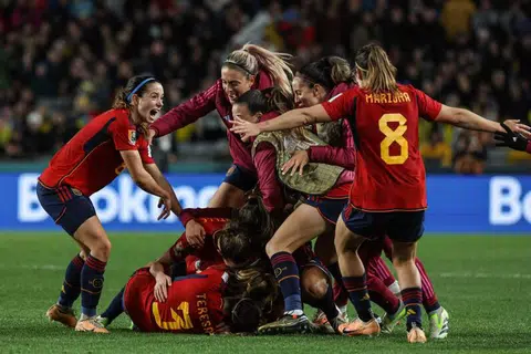 GEMBIRA: Pemain Sepanyol meraikan kemenangan 2-1 mereka ke atas Sweden di Eden Park pada Selasa untuk menempah tiket ke final Piala Dunia Wanita. 