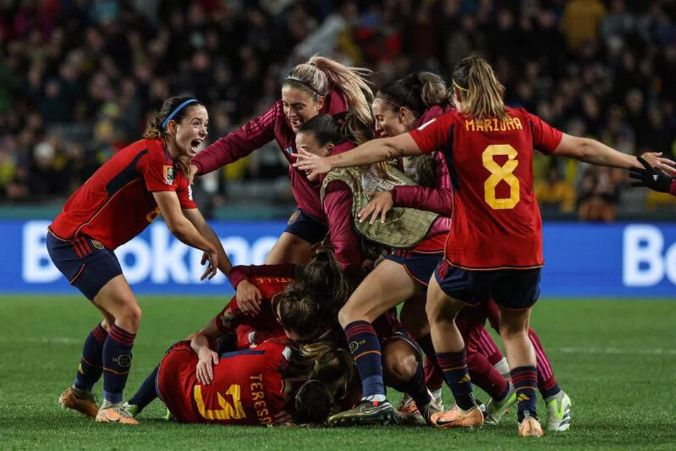 GEMBIRA: Pemain Sepanyol meraikan kemenangan 2-1 mereka ke atas Sweden di Eden Park pada Selasa untuk menempah tiket ke final Piala Dunia Wanita. 