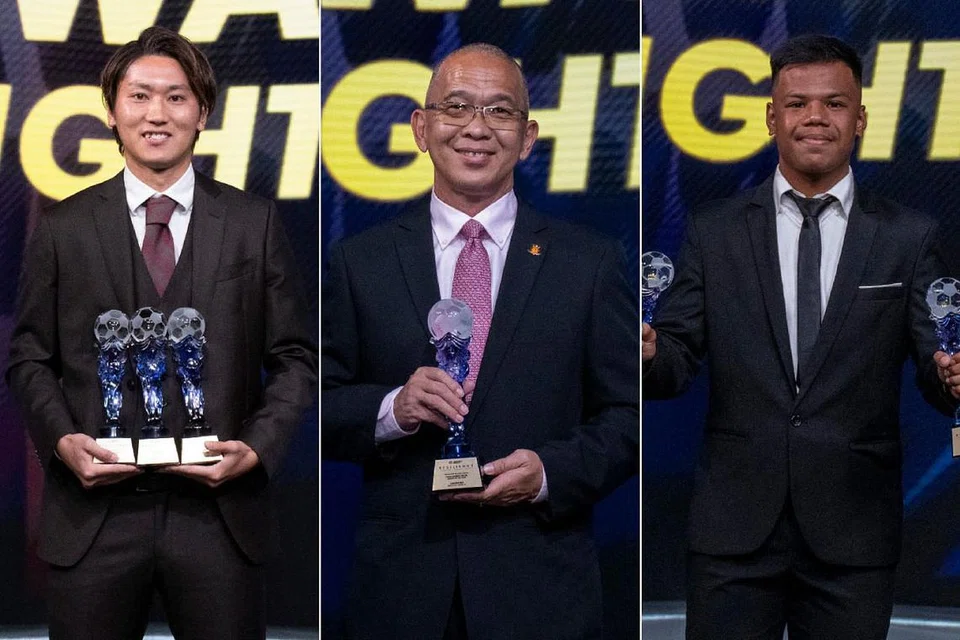 PERSEMBAHAN DIIKTIRAF: Pemenang Malam Anugerah FAS 2021, (dari kiri) Pemain Terbaik Tomoyuki Doi, Jurulatih Terbaik Clement Teo dan Pemain Muda Terbaik Nur Adam Abdullah. - Foto-foto FAS
