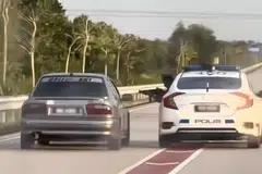 Dalam klip tular kejadian itu, polis dilihat menunjukkan mesingan untuk meminta pemandu Proton Wira itu berhenti.