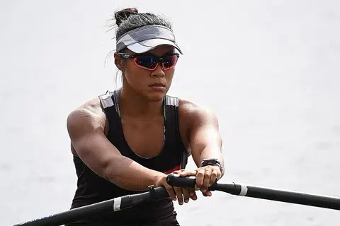 JADI INSPIRASI RAMAI: Poh ketika beraksi dalam final E sculls perseorangan wanita di Sea Forest Waterway pagi semalam. - Foto AFP
