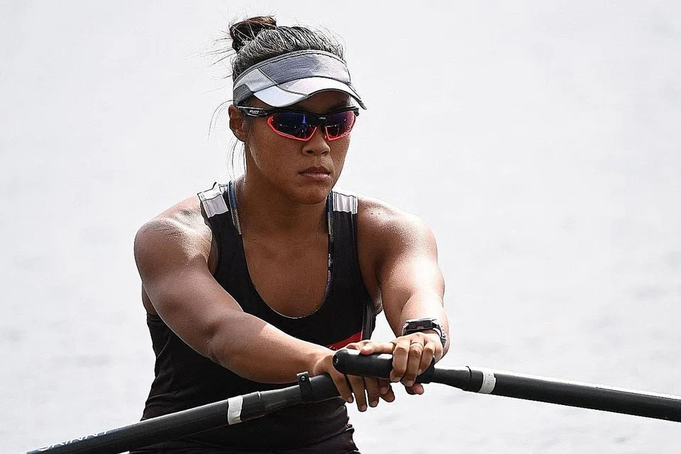 JADI INSPIRASI RAMAI: Poh ketika beraksi dalam final E sculls perseorangan wanita di Sea Forest Waterway pagi semalam. - Foto AFP