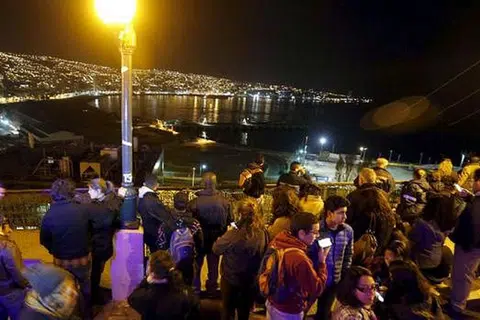 HINDAR TSUNAMI: Penduduk di persisiran pantai diarah berpindah apabila amaran tsunami dikeluarkan ekoran gempa kuat melanda Chile pagi semalam. - Foto REUTERS