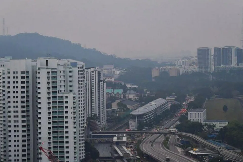Kawasan Bukit Timah dilanda jerebu pada 17 September pada sekitar 7 pagi. Foto - BH oleh NG SOR LUAN