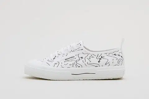 Kerjasama antara Superga dengan The Editor’s Market ini menampilkan kasut ‘sneaker’ tenis klasik 2750 yang diberi sentuhan seni hasil ilustrasi tangan. 