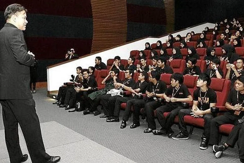 MEMBIMBING GENERASI KREATIF AKAN DATANG: Pengasas Akademi KRU dan Presiden Eksekutif serta Ketua Pegawai Eksekutif (CEO) Kumpulan Syarikat KRU, Norman Abdul Halim, sedang memberi taklimat mengenai kursus kesan khas visual, animasi 2D dan animasi 3D serta melakar jangkaannya terhadap prestasi pelajar.- Foto AKADEMI KRU 