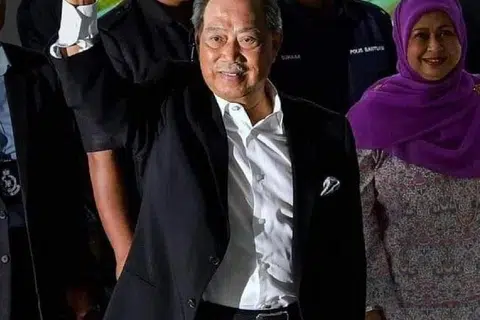 Mantan Perdana Menteri Malaysia, Tan Sri Muhyiddin Yassin, didakwa atas kesalahan salah guna kuasa dan rasuah.