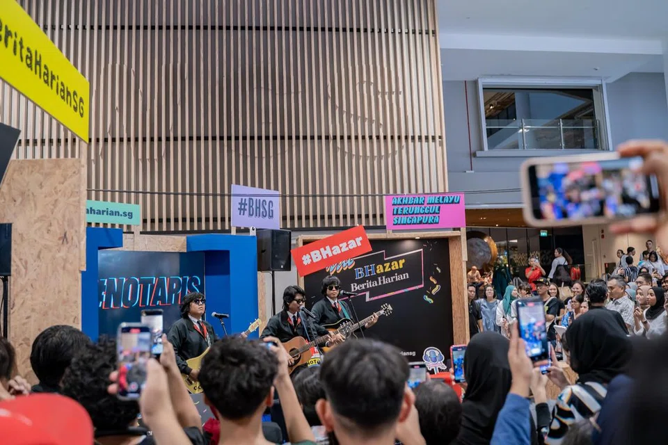 DEKATI PEMBACA: Bazar BH di Wisma Geylang Serai pada tahun ini berjaya menarik ratusan peminat muzik setempat yang hadir untuk bertemu kugiran Masdo.