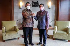 Dr Maliki (kanan) bertemu dengan Gabenor Kepri, Encik Ansar Ahmad, di sini. 