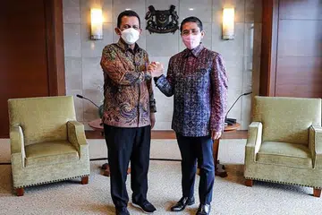 Dr Maliki (kanan) bertemu dengan Gabenor Kepri, Encik Ansar Ahmad, di sini. 