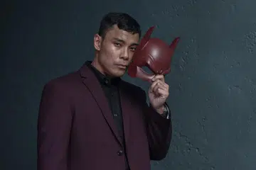 DIRASAKAN TIDAK SESUAI: Sesetengah peminat animasi ‘Keluang Man’ menganggap pelakon sasa, Nas-T, yang memiliki wajah serius tidak sesuai membawa watak Borhan atau Keluang Man yang lucu dan tinggi lampai. Namun, pengarah menganggap beliau memiliki ciri-ciri yang dicari untuk watak adiwira Malaysia.