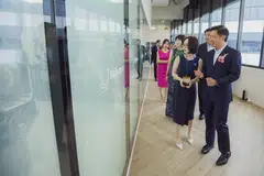 KEMUDAHAN BARU: Menteri Negara (Perdagangan dan Perusahaan), Encik Alvin Tan, dibawa meninjau kemudahan Amalan Pengilangan Baik (GMP) baru Biosyngen pada Rabu.