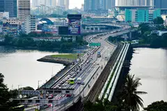 KURANGKAN KESESAKAN: Perdana Menteri, Encik Lee Hsien Loong, berkata kemajuan baik sedang dibuat untuk mengurangkan kesesakan di pusat pemeriksaan darat Singapura dan Malaysia, terutamanya di Tambak.