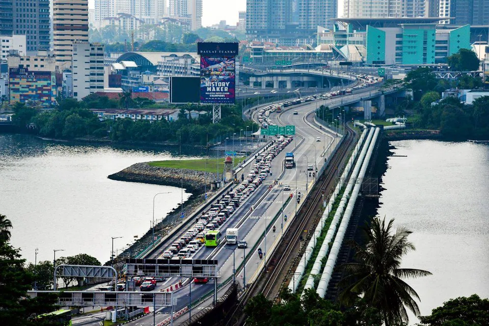 KURANGKAN KESESAKAN: Perdana Menteri, Encik Lee Hsien Loong, berkata kemajuan baik sedang dibuat untuk mengurangkan kesesakan di pusat pemeriksaan darat Singapura dan Malaysia, terutamanya di Tambak.