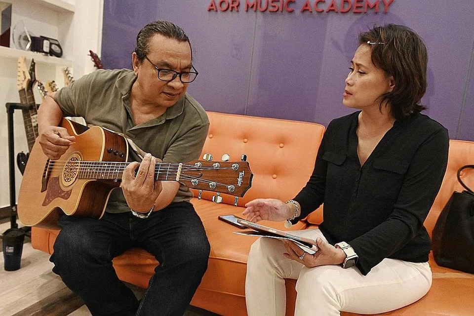 LAGUKAN PUISI: Moliano Rasmadi (kiri) menyahut cabaran mencipta irama untuk melagukan puisi Dr Masuri SN, 'Larilah Jika Boleh', untuk didendangkan Olynn Saleh. - Foto BH oleh KHALID BABA