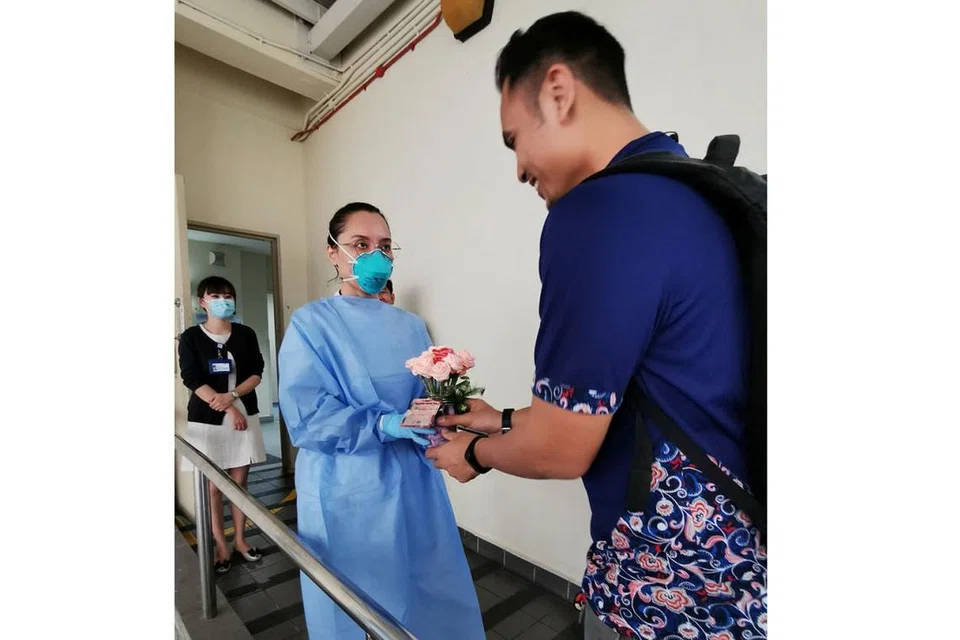 SOKONG STAF BARISAN DEPAN: Wakil Mesra, Belia PA Mesra dan Free Food For All (FFFA) berganding bahu menyampaikan bunga mawar buatan tangan bersama nota motivasi serta bungkusan makanan sumbangan FFFA kepada kakitangan penjagaan kesihatan yang berada di barisan depan dalam usaha menangani wabak Covid-19.