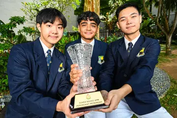 Pemenang pertandingan Bahas 4PM, (dari kiri) Chau Yong Lin, 15 tahun, Syed Shameel Syed Mohammed Daneil Alkaff, 14 tahun, dan Winsen Lee, 15 tahun, dari Sekolah Menengah Anderson, di  Auditorium Pusat Bahasa Serantau (RELC) pada 31 Mei.