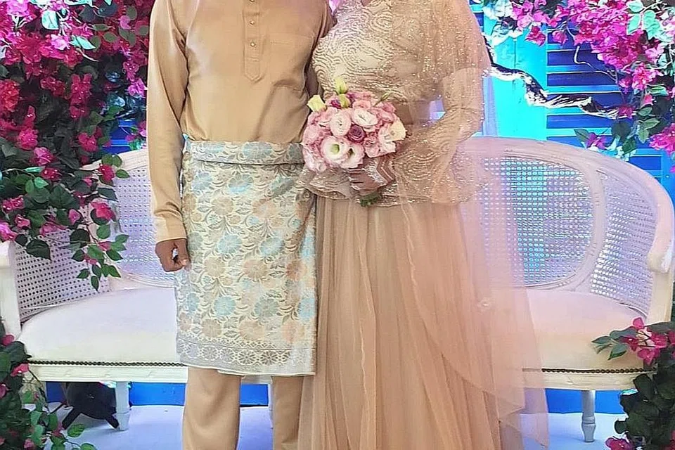 MERPATI DUA SEJOLI: Penyanyi dan pelakon Elly Mazlein bersama suaminya, Encik Mohamed Azlan Che Nuh, menggayakan busana pengantin pada majlis risikan, ciptaan pereka fesyen selebriti dari Singapura, Encik Adam Rashid. - Foto ihsan ADAM RASHID