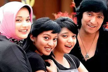 TIDAK PERLU KISAH LAMA GUGAT EMOSI: Marissa Haque (kiri) lantang membidas pengacara 'Rumpi No Secret', Feni Rose, di Instagram kerana memaparkan foto penyanyi Christine Panjaitan, mantan kekasih suaminya, Ikang Fawzi (kanan), sewaktu Ikang menjadi tamu program itu bersama dua anaknya, Chiki (dua dari kanan) dan Isabella Muliawati. - Foto TRIBUNNEWS