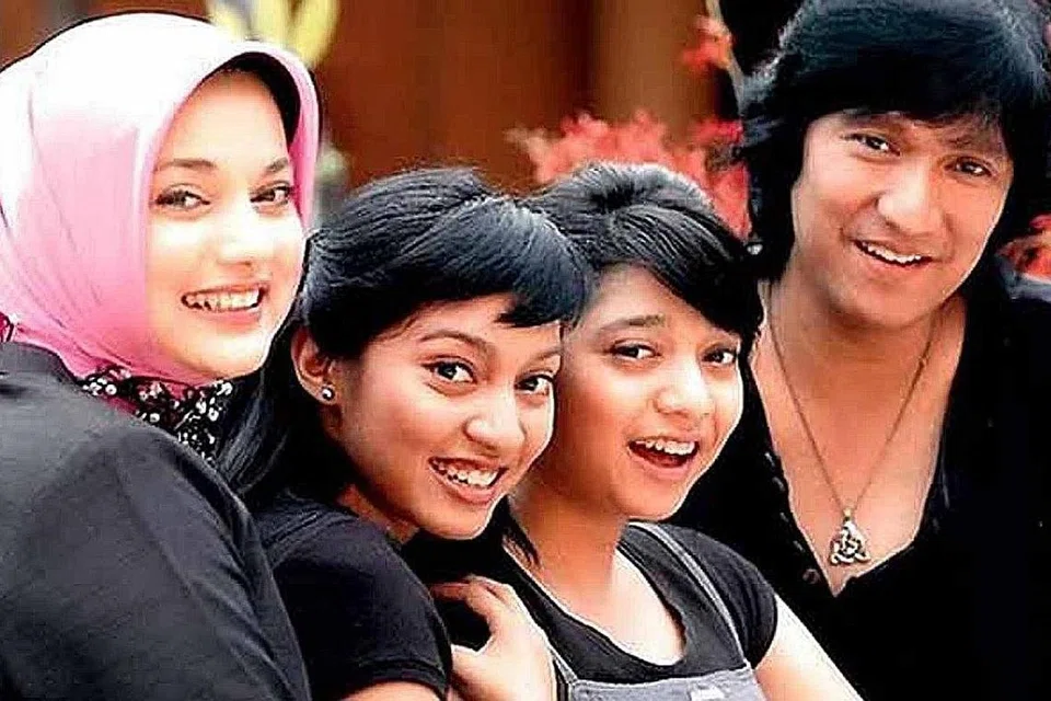 TIDAK PERLU KISAH LAMA GUGAT EMOSI: Marissa Haque (kiri) lantang membidas pengacara 'Rumpi No Secret', Feni Rose, di Instagram kerana memaparkan foto penyanyi Christine Panjaitan, mantan kekasih suaminya, Ikang Fawzi (kanan), sewaktu Ikang menjadi tamu program itu bersama dua anaknya, Chiki (dua dari kanan) dan Isabella Muliawati. - Foto TRIBUNNEWS