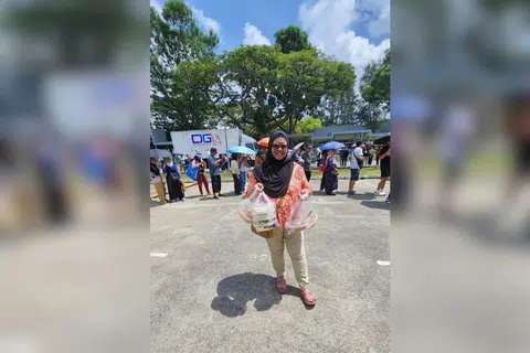 Cik Aidah Idris, 50 tahun, beratur lebih empat jam untuk membeli tujuh keping ‘Kunafa Aiwahhh’ di reruai dikendali pempengaruh Malaysia, Ojenn Aiwahhh, di acara ‘Absolut Food Fest’ yang berlangsung pada 16 hingga 18 Ogos di Kallang.