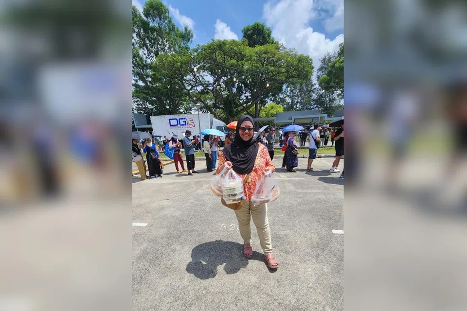 Cik Aidah Idris, 50 tahun, beratur lebih empat jam untuk membeli tujuh keping ‘Kunafa Aiwahhh’ di reruai dikendali pempengaruh Malaysia, Ojenn Aiwahhh, di acara ‘Absolut Food Fest’ yang berlangsung pada 16 hingga 18 Ogos di Kallang.