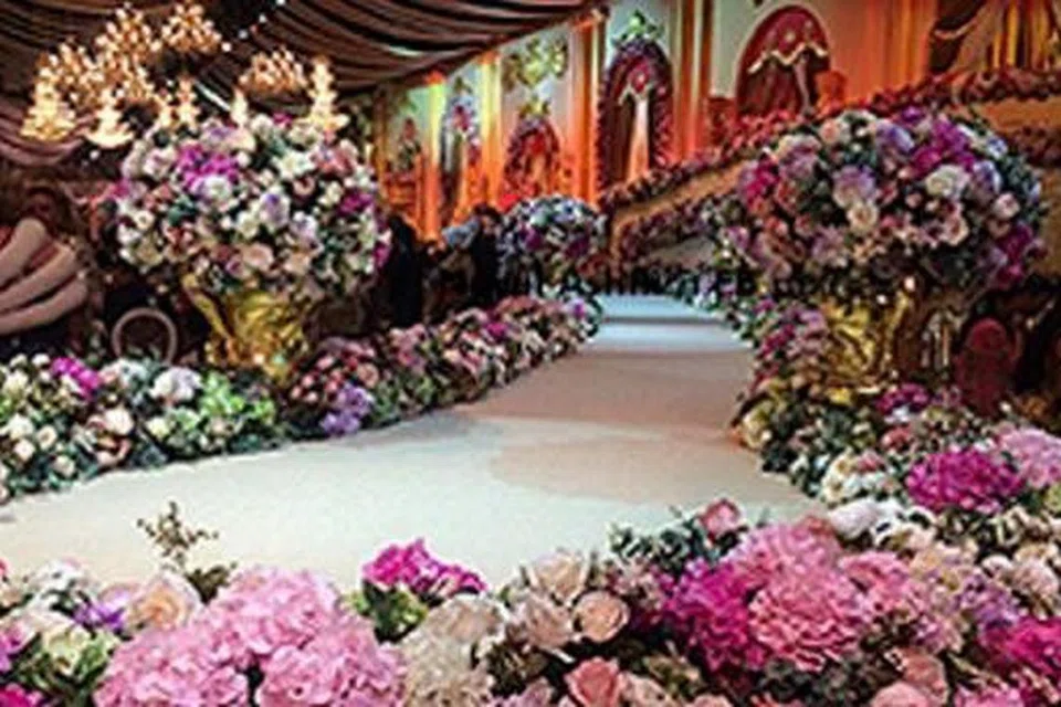 DATIN SERI ROSMAH MANSOR BUNGA BERJUTA RINGGIT: Dr Mahathir mempersoalkan kos hiasan bunga ketika majlis perkahwinan anak Datuk Seri Najib dan Datin Rosmah baru-baru ini. - Foto MALAYSIAKINI