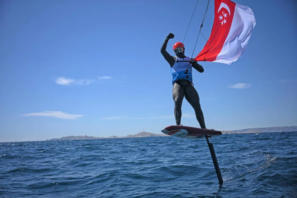 Peserta sukan luncur lelayang Singapura, Maximilian Maeder, selepas tamat perlumbaan ketiga peringkat akhir acara luncur lelayang di Marseille Marina di Paris, dalam Sukan Olimpik Paris 2024.