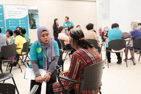 TELITI USULAN: Kumpulan kerja rakan tiga pihak baru akan meneliti cara untuk memberi sokongan lebih baik kepada penjaga yang bekerja menerusi aturan kerja fleksibel. 