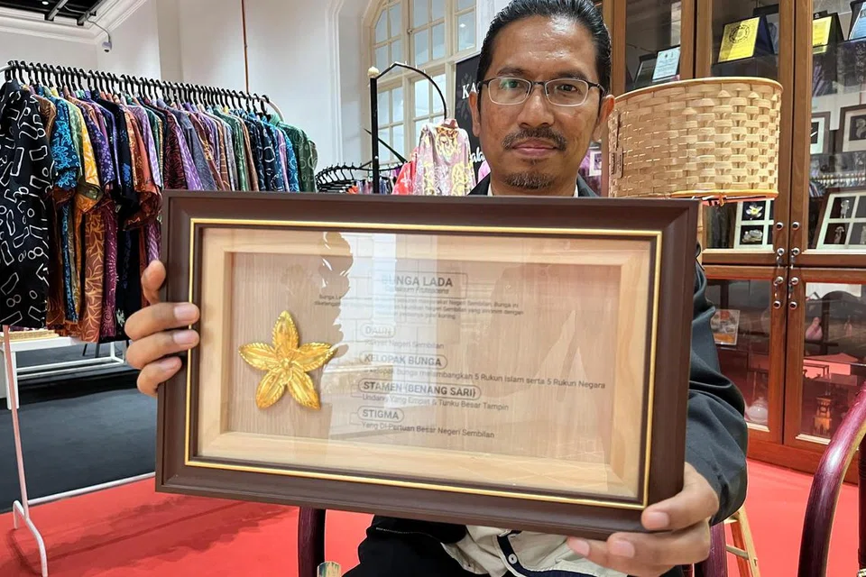 Pengurus Pembangunan Produk dan Perkhidmatan, Lembaga Pelancongan Negeri Sembilan, Encik Anuar Yaakob, menunjukkan replika Bunga Lado (lada), yang menjadi identiti Negeri Sembilan, sesuai dengan keunikan negeri itu yang terkenal dengan masakan pedas.