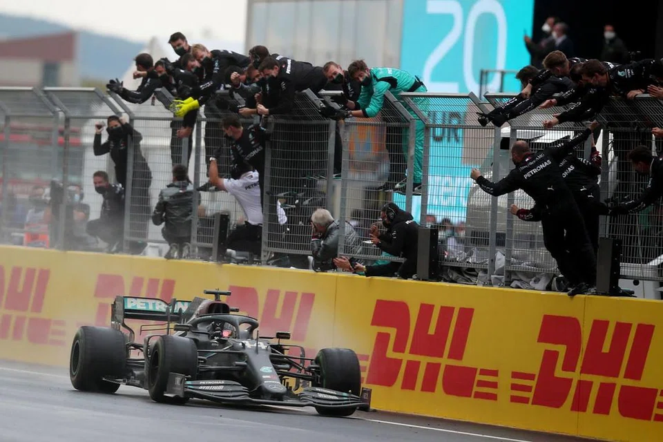 TIADA SAINGAN: Hamilton dan Mercedes telah membentuk gandingan yang sukar ditandingi pasukan lain sejak beberapa tahun lalu. Lama sebelum Hamilton memenangi Grand Prix Istanbul minggu lalu, Mercedes telah pun merangkul kemenangan dalam kategori penghasil kereta. - Foto AFP 