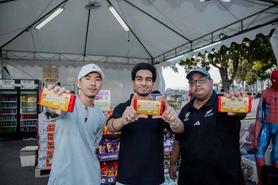 (Dari kiri) Encik Jaydon Yam@Jassir Musa Abdullah, Encik Haikkel Firdhaus dan Encik Muhammad Aqasha Juhari mencipta coklat, Kunafe Cwumble Cwunch, yang mendapat sambutan menggalakkan dengan sekitar 150 coklat habis dijual dalam masa dua jam.
