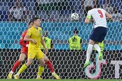 GOL: Penyerang England, Harry Kane menanduk bola untuk menjaringkan gol ketiga semasa pertandingan bola sepak suku akhir UEFA EURO 2020 antara Ukraine dan England di Stadium Olimpik di Rome. - Foto AFP 