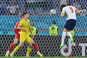 GOL: Penyerang England, Harry Kane menanduk bola untuk menjaringkan gol ketiga semasa pertandingan bola sepak suku akhir UEFA EURO 2020 antara Ukraine dan England di Stadium Olimpik di Rome. - Foto AFP 